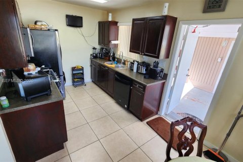 House in Miami Gardens, Florida 3 bedrooms, 140.38 sq.m. № 2044050 - photo 12