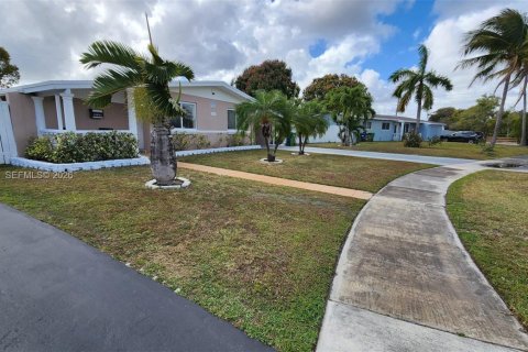 House in Miami Gardens, Florida 3 bedrooms, 140.38 sq.m. № 2044050 - photo 4