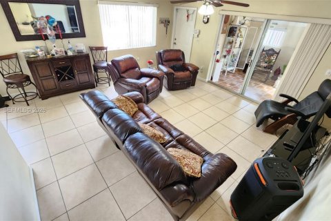 House in Miami Gardens, Florida 3 bedrooms, 140.38 sq.m. № 2044050 - photo 9