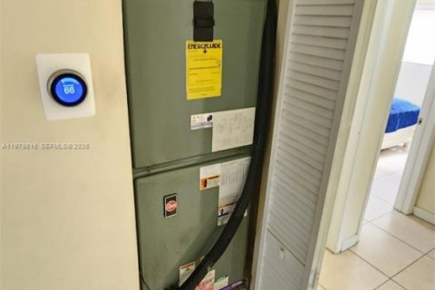 House in Miami Gardens, Florida 3 bedrooms, 140.38 sq.m. № 2044050 - photo 24