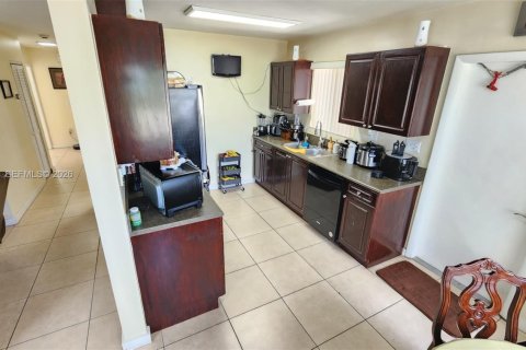 House in Miami Gardens, Florida 3 bedrooms, 140.38 sq.m. № 2044050 - photo 14