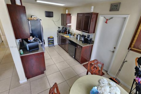 House in Miami Gardens, Florida 3 bedrooms, 140.38 sq.m. № 2044050 - photo 13