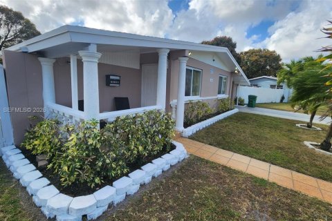 House in Miami Gardens, Florida 3 bedrooms, 140.38 sq.m. № 2044050 - photo 5