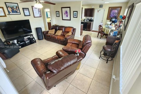 House in Miami Gardens, Florida 3 bedrooms, 140.38 sq.m. № 2044050 - photo 8