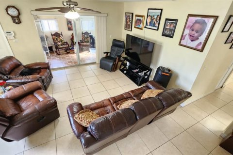 House in Miami Gardens, Florida 3 bedrooms, 140.38 sq.m. № 2044050 - photo 10