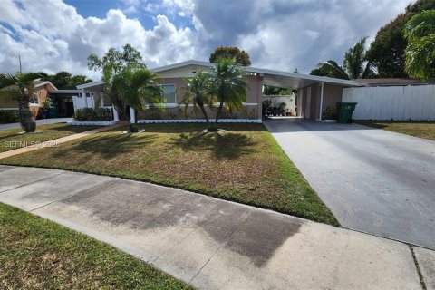House in Miami Gardens, Florida 3 bedrooms, 140.38 sq.m. № 2044050 - photo 2