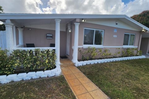 House in Miami Gardens, Florida 3 bedrooms, 140.38 sq.m. № 2044050 - photo 3