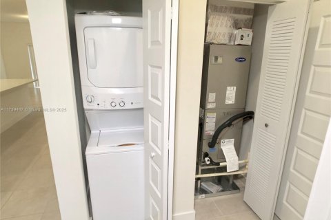 Condo in Doral, Florida, 2 bedrooms  № 1487973 - photo 18