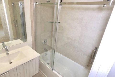 Condo in Doral, Florida, 2 bedrooms  № 1487973 - photo 30