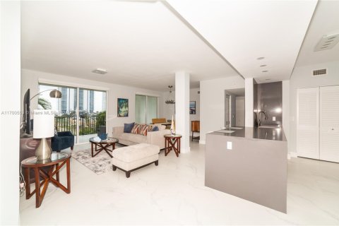 Condo in Sunny Isles Beach, Florida, 3 bedrooms  № 1595913 - photo 1