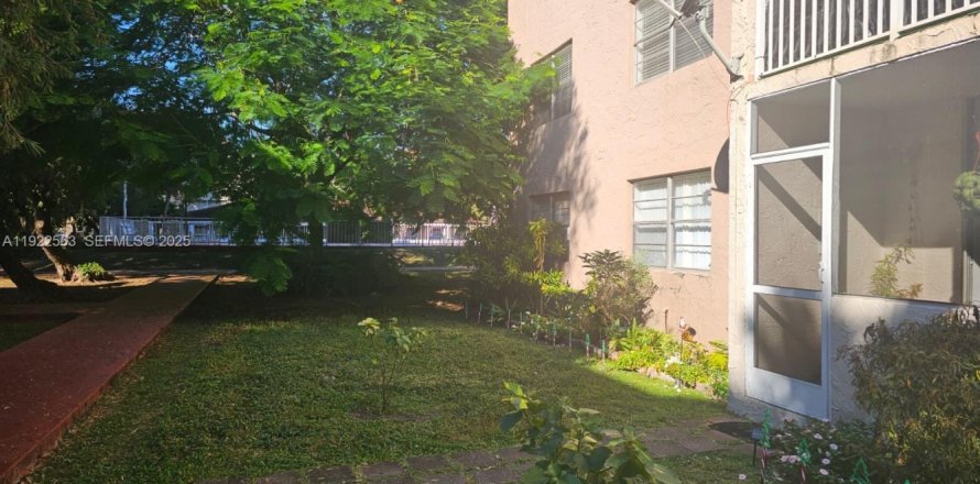 Кондоминиум с 2 спальнями в Майами, Флорида № 2035388