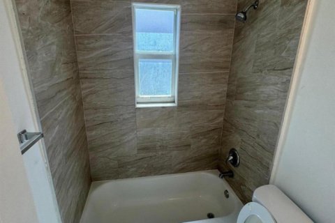 Immobilier commercial à louer à West Palm Beach, Floride: 2 chambres, 60.39 m2 № 1216096 - photo 1