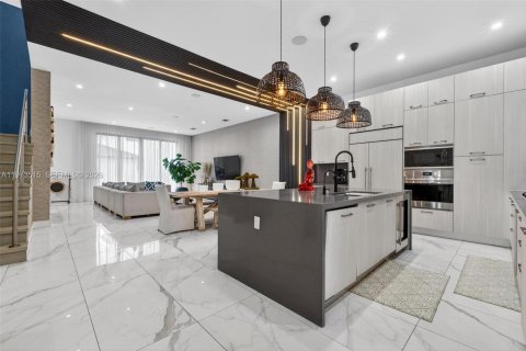 Villa ou maison à vendre à Doral, Floride: 4 chambres, 371.14 m2 № 2040434 - photo 13