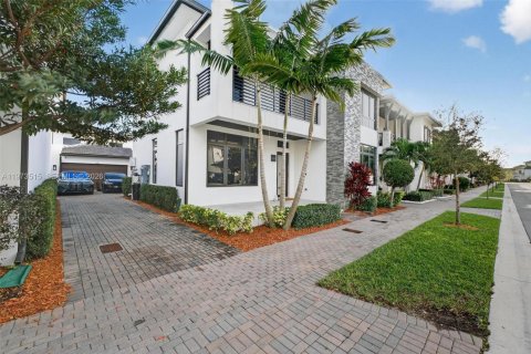Villa ou maison à vendre à Doral, Floride: 4 chambres, 371.14 m2 № 2040434 - photo 3