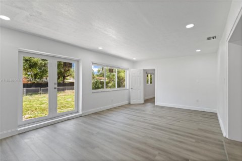 House in North Miami, Florida 4 bedrooms, 176.33 sq.m. № 1823613 - photo 19