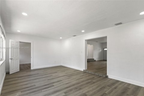 House in North Miami, Florida 4 bedrooms, 176.33 sq.m. № 1823613 - photo 21