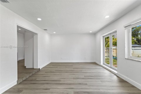 House in North Miami, Florida 4 bedrooms, 176.33 sq.m. № 1823613 - photo 23