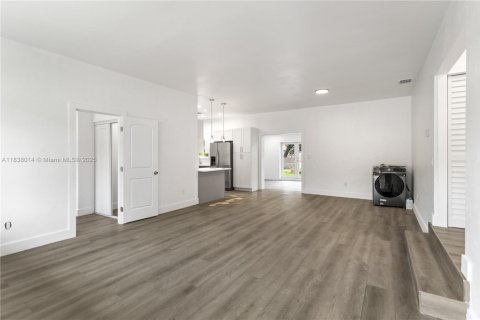 House in North Miami, Florida 4 bedrooms, 176.33 sq.m. № 1823613 - photo 5