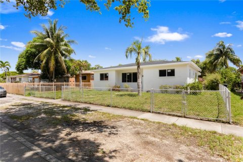 House in North Miami, Florida 4 bedrooms, 176.33 sq.m. № 1823613 - photo 3
