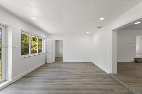 House in North Miami, Florida 4 bedrooms, 176.33 sq.m. № 1823613 - photo 20