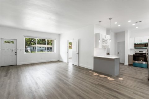 House in North Miami, Florida 4 bedrooms, 176.33 sq.m. № 1823613 - photo 9