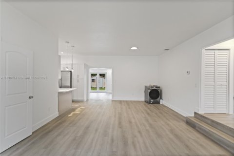 House in North Miami, Florida 4 bedrooms, 176.33 sq.m. № 1823613 - photo 6