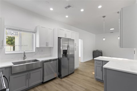 House in North Miami, Florida 4 bedrooms, 176.33 sq.m. № 1823613 - photo 12