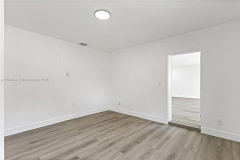 House in North Miami, Florida 4 bedrooms, 176.33 sq.m. № 1823613 - photo 26