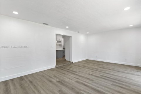House in North Miami, Florida 4 bedrooms, 176.33 sq.m. № 1823613 - photo 24