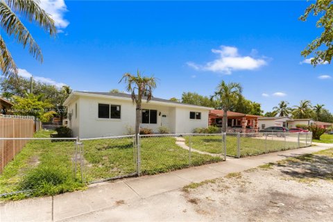 House in North Miami, Florida 4 bedrooms, 176.33 sq.m. № 1823613 - photo 2