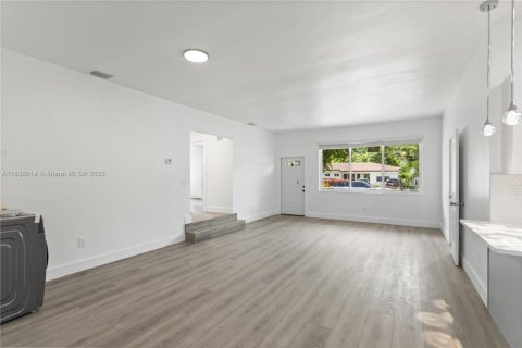 House in North Miami, Florida 4 bedrooms, 176.33 sq.m. № 1823613 - photo 18
