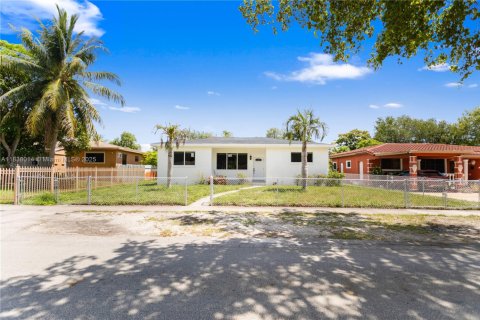 House in North Miami, Florida 4 bedrooms, 176.33 sq.m. № 1823613 - photo 1