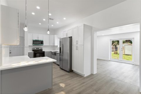 House in North Miami, Florida 4 bedrooms, 176.33 sq.m. № 1823613 - photo 10