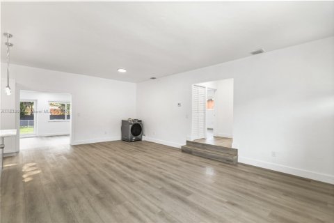 House in North Miami, Florida 4 bedrooms, 176.33 sq.m. № 1823613 - photo 7
