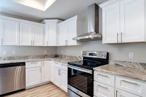 House in Weeki Wachee, Florida 3 bedrooms, 166.11 sq.m. № 1680345 - photo 9