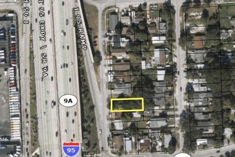 Terreno en venta en Miami, Florida № 1982690 - foto 1