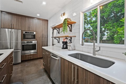 House in Miami, Florida 3 bedrooms, 104.79 sq.m. № 1678898 - photo 12