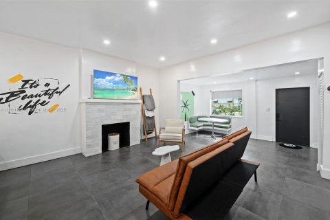House in Miami, Florida 3 bedrooms, 104.79 sq.m. № 1678898 - photo 9