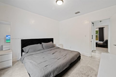 House in Miami, Florida 3 bedrooms, 104.79 sq.m. № 1678898 - photo 21