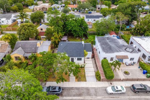 House in Miami, Florida 3 bedrooms, 104.79 sq.m. № 1678898 - photo 2