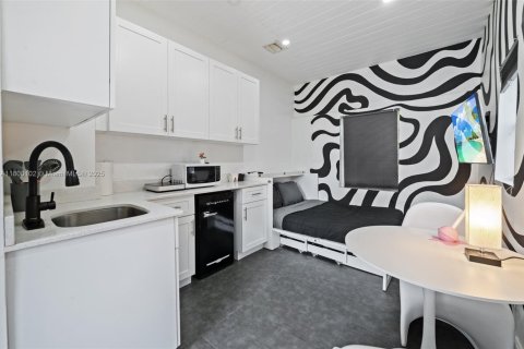 House in Miami, Florida 3 bedrooms, 104.79 sq.m. № 1678898 - photo 24