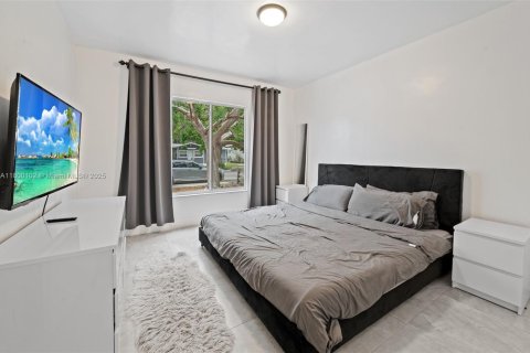House in Miami, Florida 3 bedrooms, 104.79 sq.m. № 1678898 - photo 20