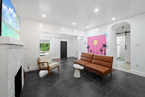 House in Miami, Florida 3 bedrooms, 104.79 sq.m. № 1678898 - photo 10