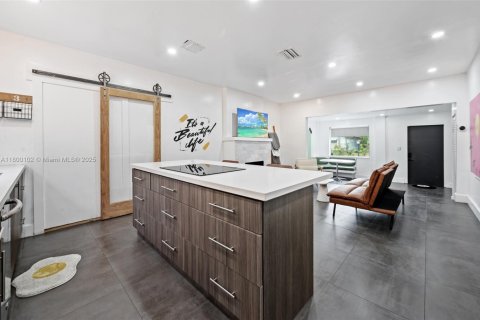 House in Miami, Florida 3 bedrooms, 104.79 sq.m. № 1678898 - photo 15