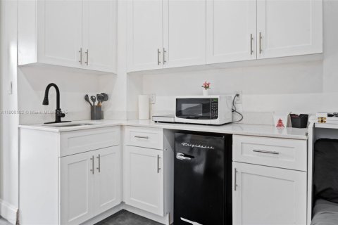 House in Miami, Florida 3 bedrooms, 104.79 sq.m. № 1678898 - photo 28