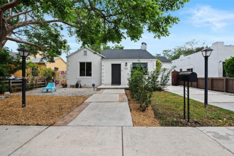 House in Miami, Florida 3 bedrooms, 104.79 sq.m. № 1678898 - photo 1