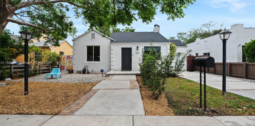 House in Miami, Florida 3 bedrooms, 104.79 sq.m. № 1678898