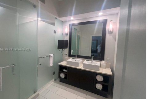 Condo in Doral, Florida, 1 bedroom  № 1994956 - photo 4