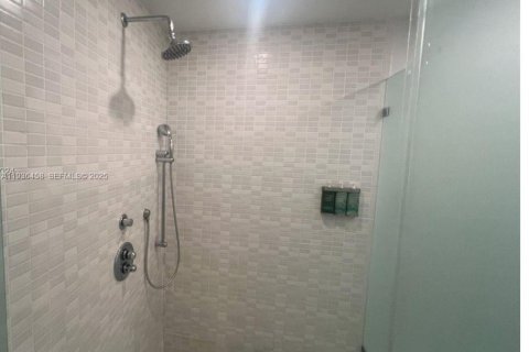 Condo in Doral, Florida, 1 bedroom  № 1994956 - photo 3