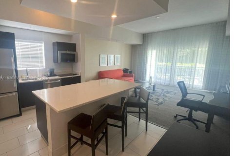Condo in Doral, Florida, 1 bedroom  № 1994956 - photo 2